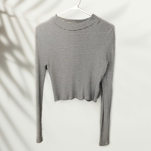 Forever 21 B&W Striped Long Sleeve Crop Top SZ L - Picture 1 of 3